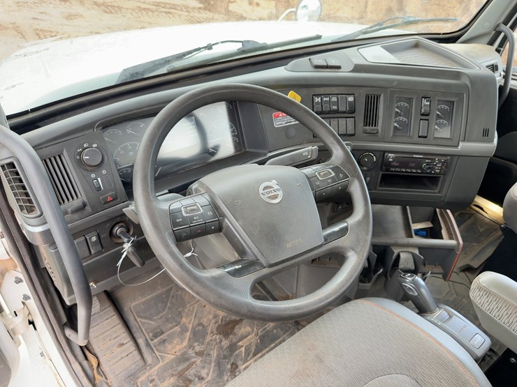 2021-volvo-vhd-tri/a-dump-truck-image-31