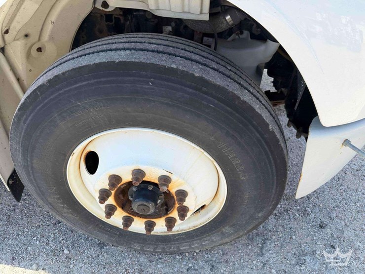 2016-freightliner-m2-106-image-37