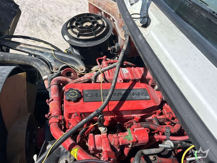2017-freightliner-m2-106-image-9