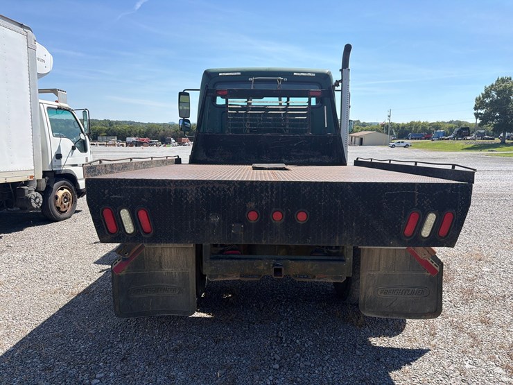 2005-freightliner-m2-106-image-5