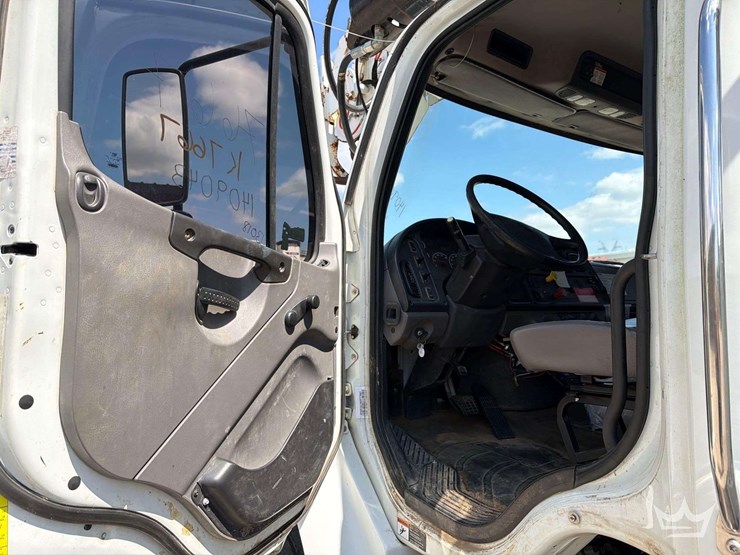 2014-freightliner-m2-106-image-34