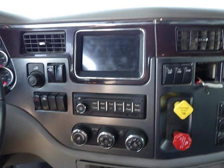 2015-peterbilt-375-image-30