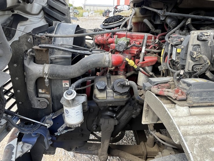 2011-freightliner-m2-106-image-13