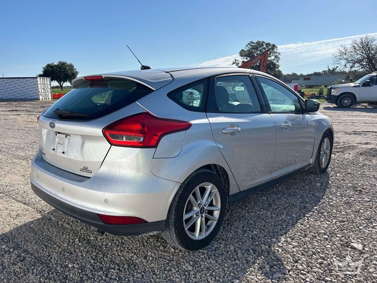 2015-ford-focus-hatchback-image-3