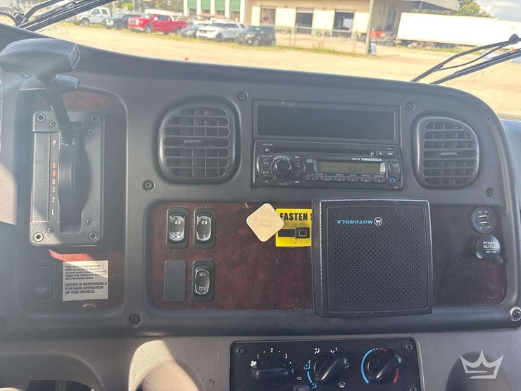 2014-freightliner-m2-106-image-14