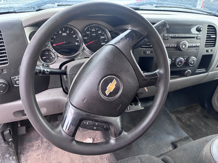 2013-chevrolet-3500-image-9