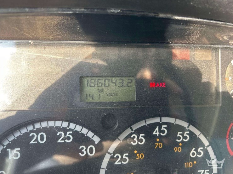 2012-freightliner-m2-106-image-7
