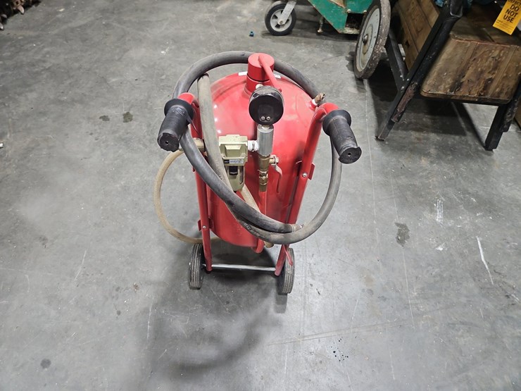 central-pneumatic-40#-sand-blast-pot-image-3