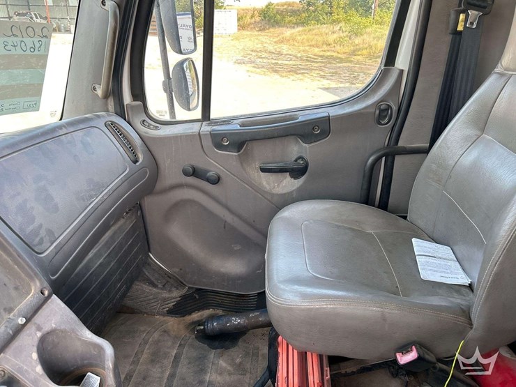 2012-freightliner-m2-106-image-20