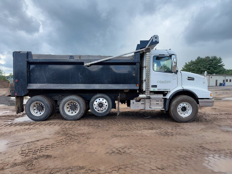 2021-volvo-vhd-tri/a-dump-truck-image-6
