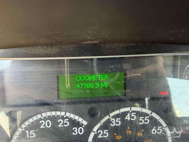 2016-freightliner-m2-106-image-11