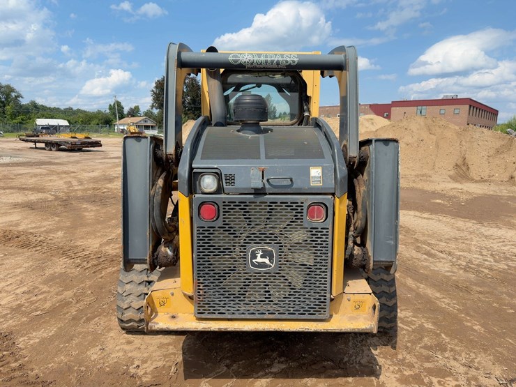 2013-deere-329e-image-4
