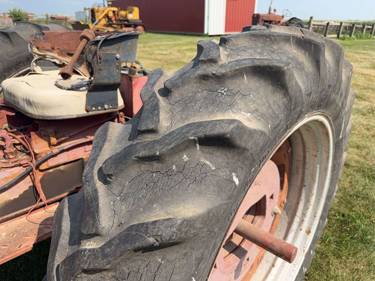 farmall-340-gas-with-loader-image-44