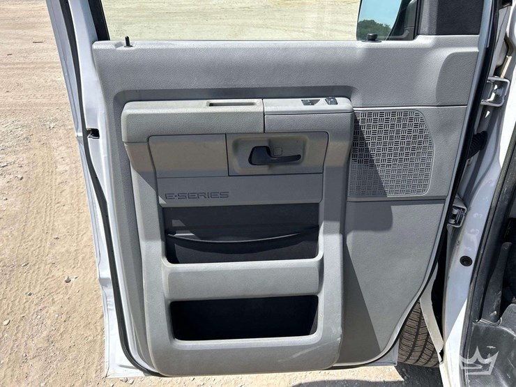 2014-ford-e-350-cargo-van-image-11