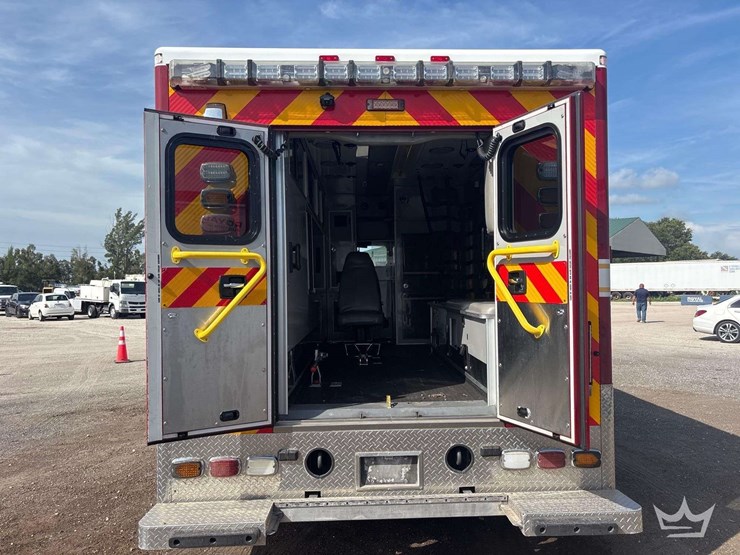 2014-freightliner-m2-106-image-28