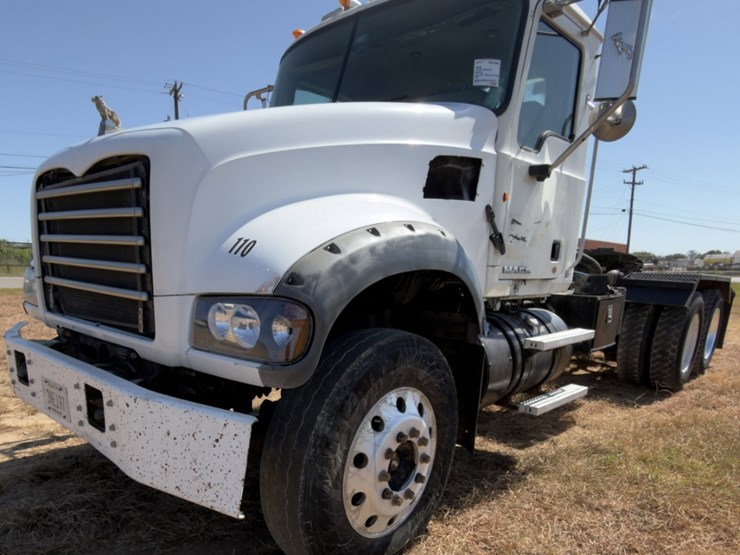2012-mack-granite-gu713-image-1