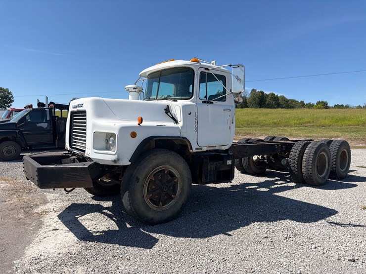 2000-mack-dm690sx-image-1