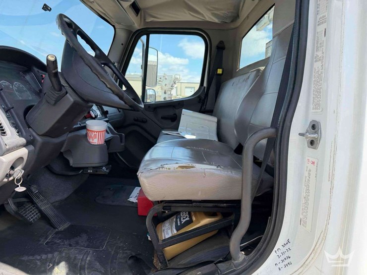 2016-freightliner-m2-106-image-41