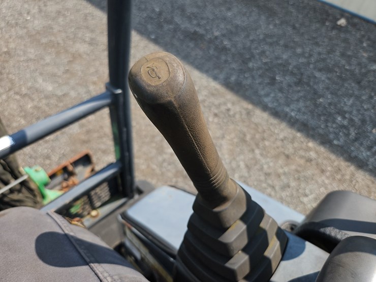 2012-deere-17d-image-24