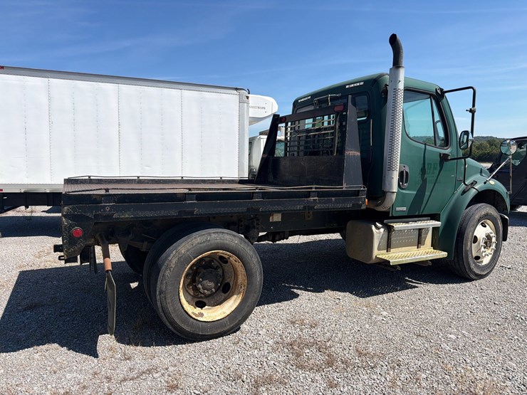 2005-freightliner-m2-106-image-4