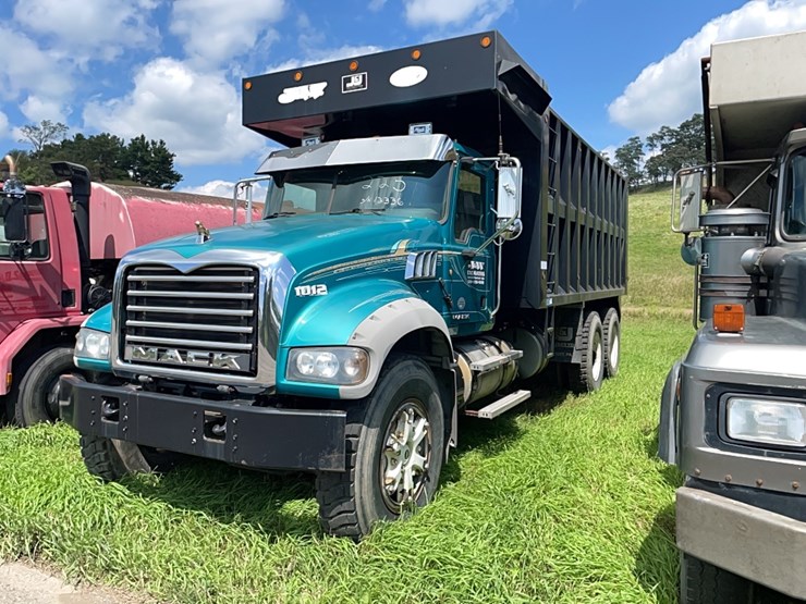 2012-mack-dump-truck-vn:1m2ax04c7cm012336-image-1