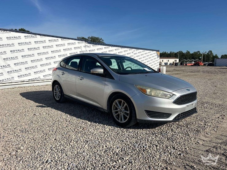 2015-ford-focus-hatchback-image-2