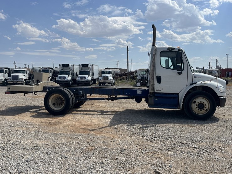 2011-freightliner-m2-106-image-4