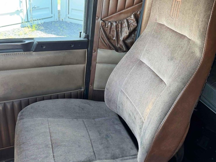 2001-kenworth-t800-image-18