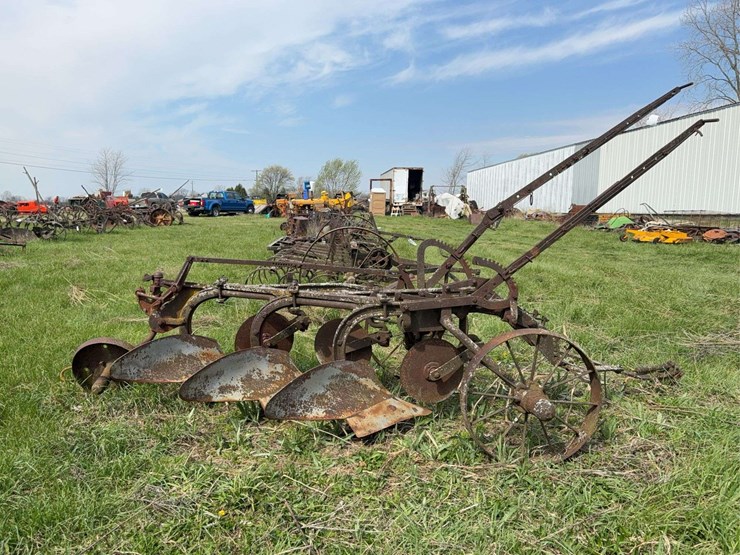 case-three-bottom-14”-pull-type-plow-image-3