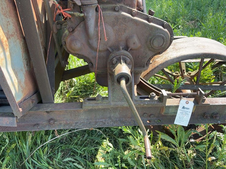 holt-caterpillar-pull-type-combine-image-22