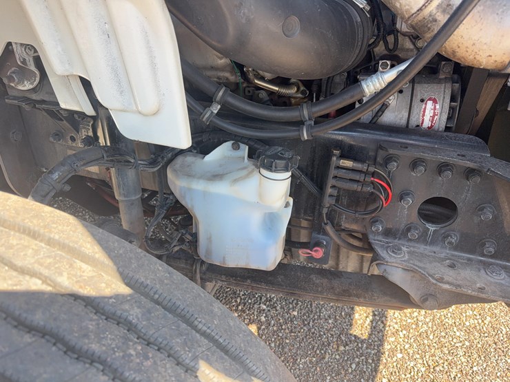 2012-freightliner-business-class-m2-112-day-cab-semi-image-10