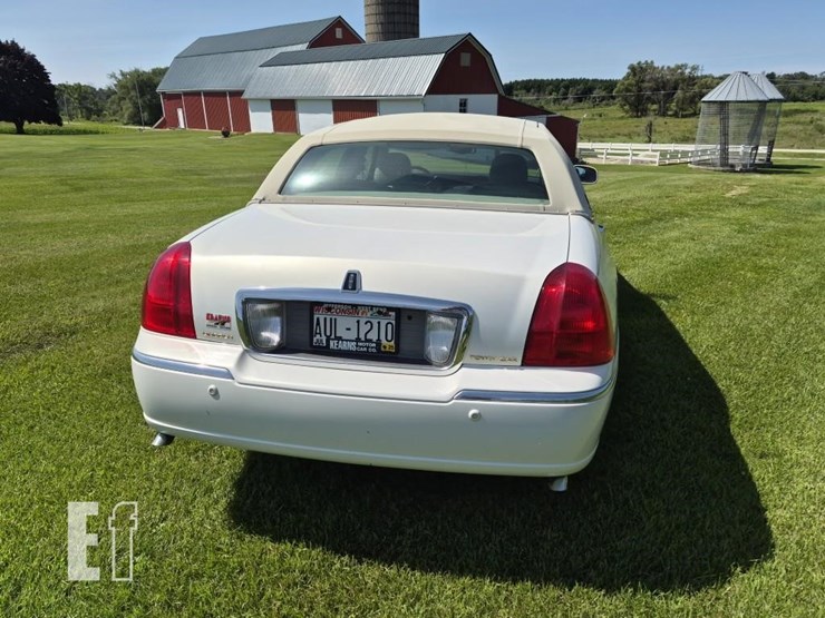 2002-lincoln-towncar-image-8