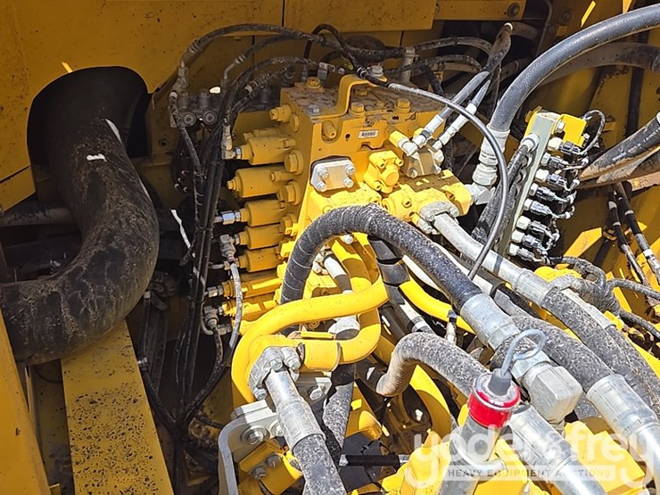 2023-komatsu-pc360-lc-11-image-45