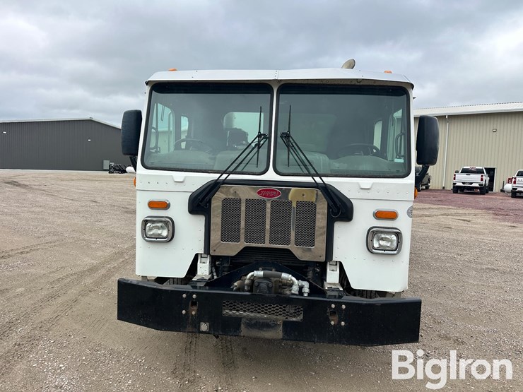 2017-peterbilt-520-image-2