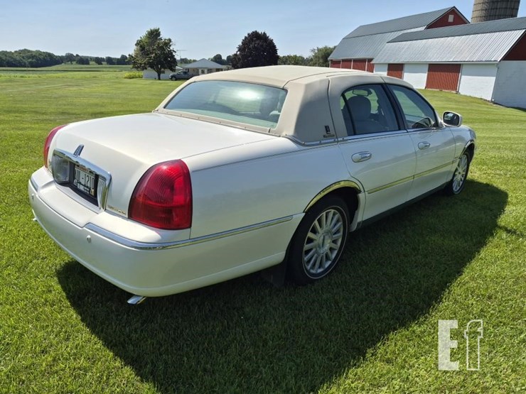 2002-lincoln-towncar-image-3