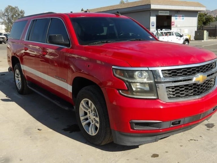 2016-chevrolet-suburban-image-2