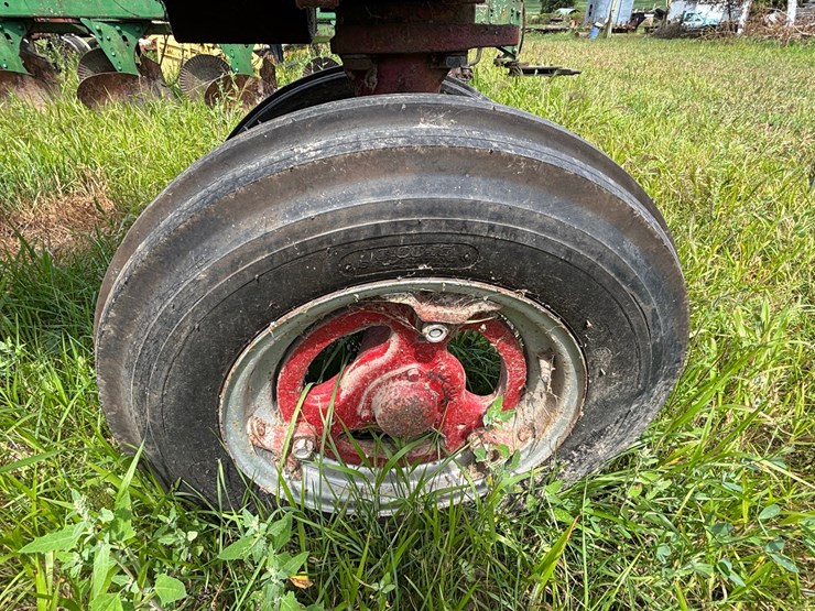 #2567-•-mccormick-farmall-560-gas-tractor-image-41
