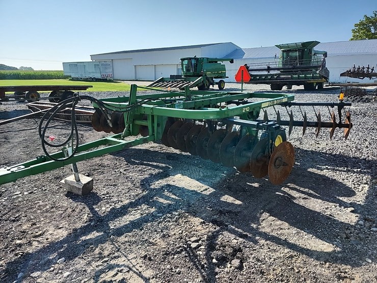 john-deere-210-image-1