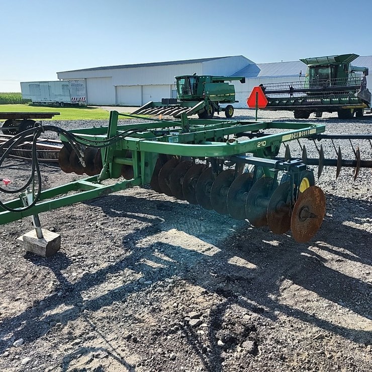 JOHN DEERE 210