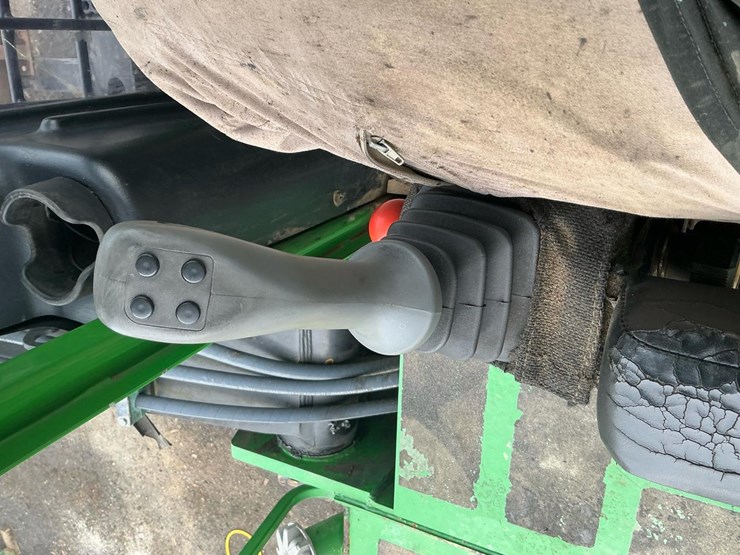 2015-deere-335d-image-25