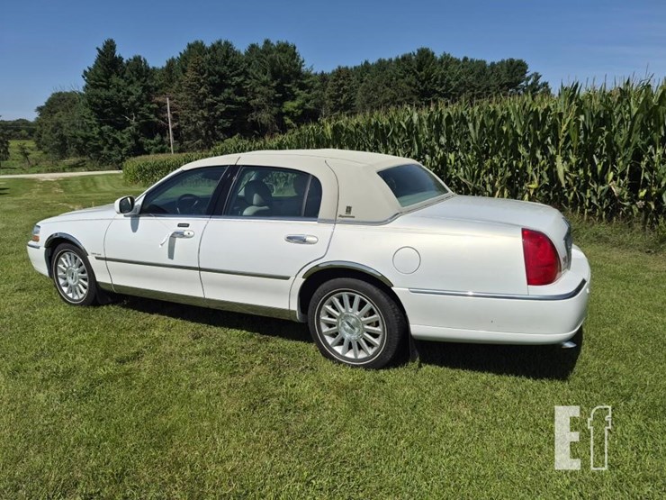 2002-lincoln-towncar-image-2
