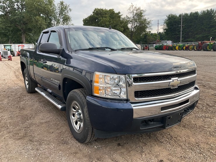 #2052-•-2010-chevrolet-silverado-4x4-pickup-truck-image-7