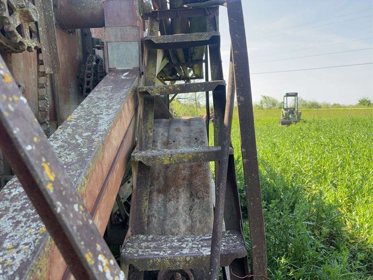 holt-caterpillar-pull-type-combine-image-41