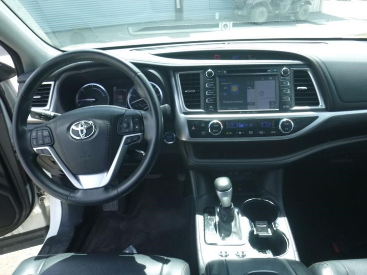 2016-toyota-highlander-image-9