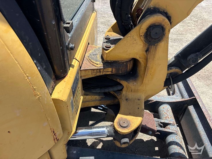 2010-caterpillar-303c-cr-mini-excavator-image-15