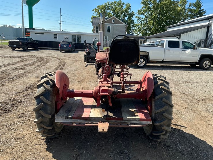 1946-case-ih-farmall-b-image-4