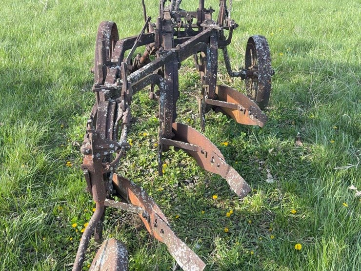 ihc-3-bottom-plow-image-6