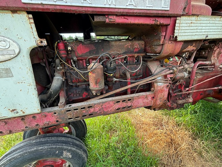 #2567-•-mccormick-farmall-560-gas-tractor-image-11