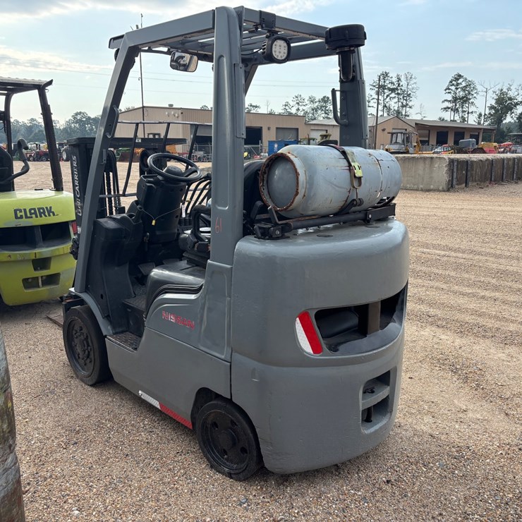 #2074 • NISSAN UNI CARRY FORKLIFT PROPANE