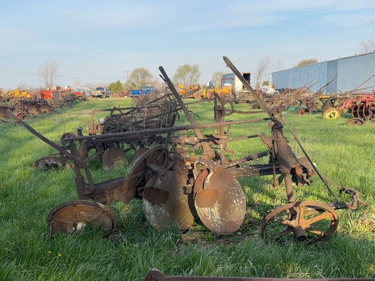 ihc-2-bottom-disc-plow-image-2